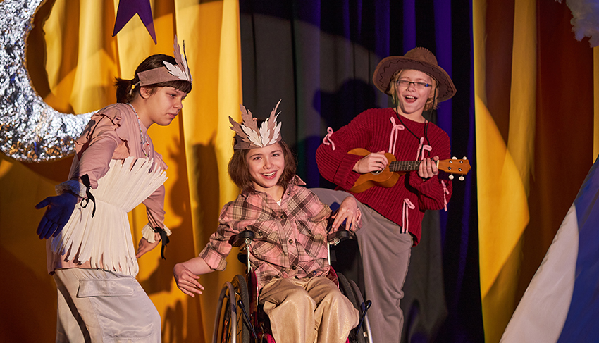 Das Bild zeigt Kinder in einem inklusiven Theaterstück Das Bild zeigt Kinder in einem inklusiven Theaterstück
