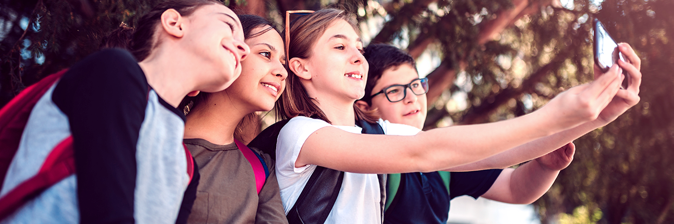 Kinder machen ein Selfie