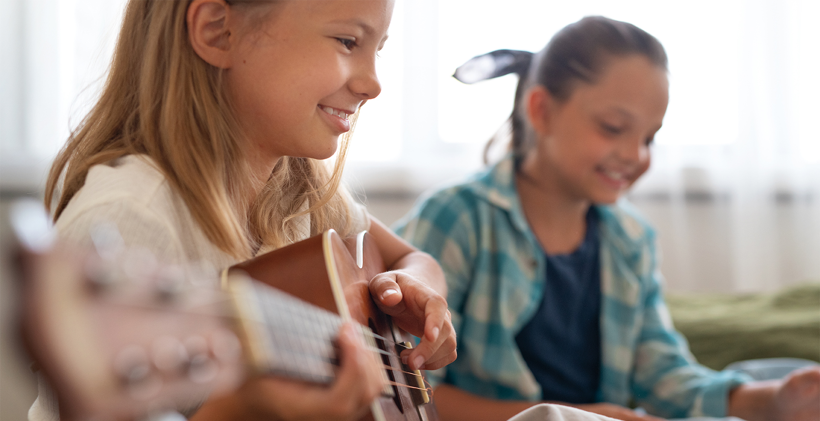 Kinder spielen Gitarre.